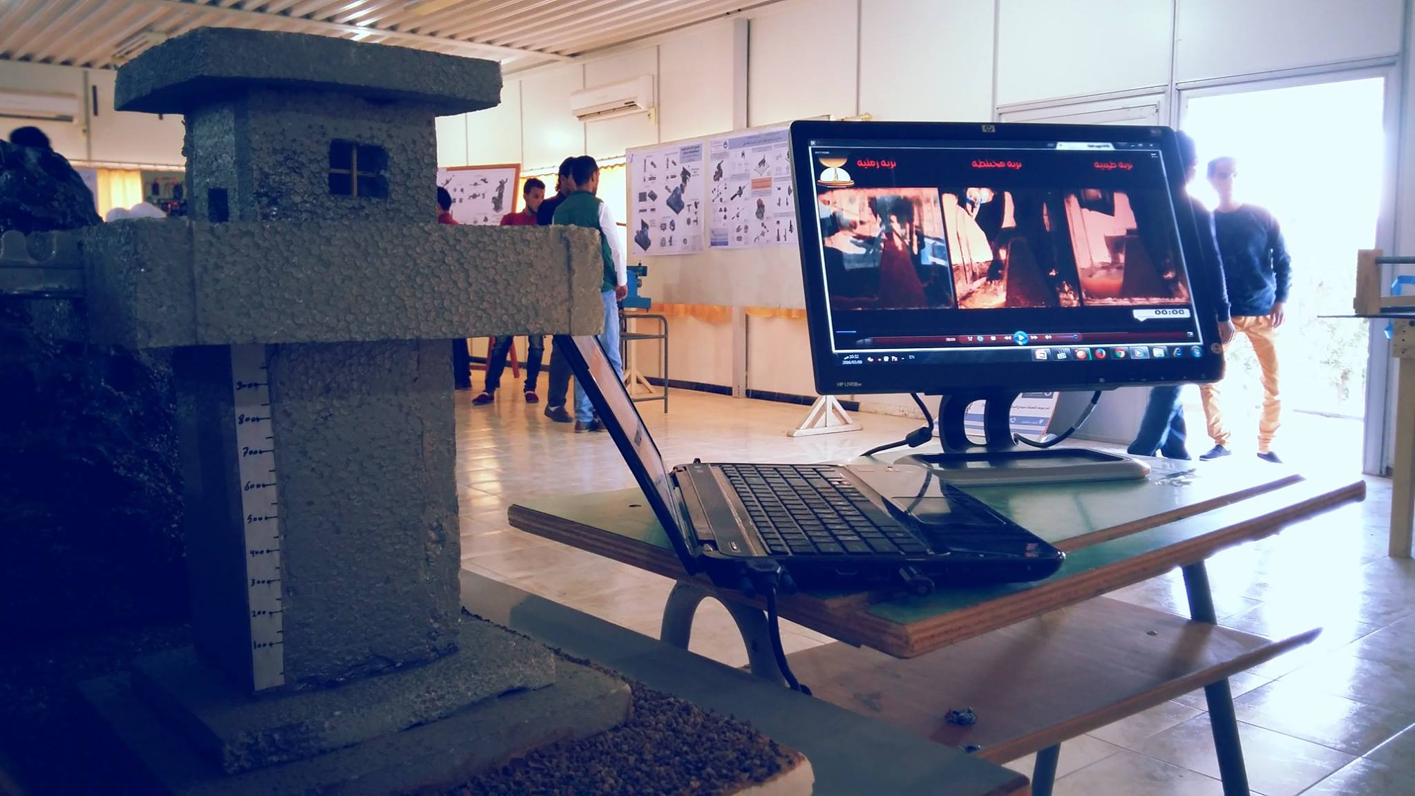 مهندسون مدنيون في موقع بناء