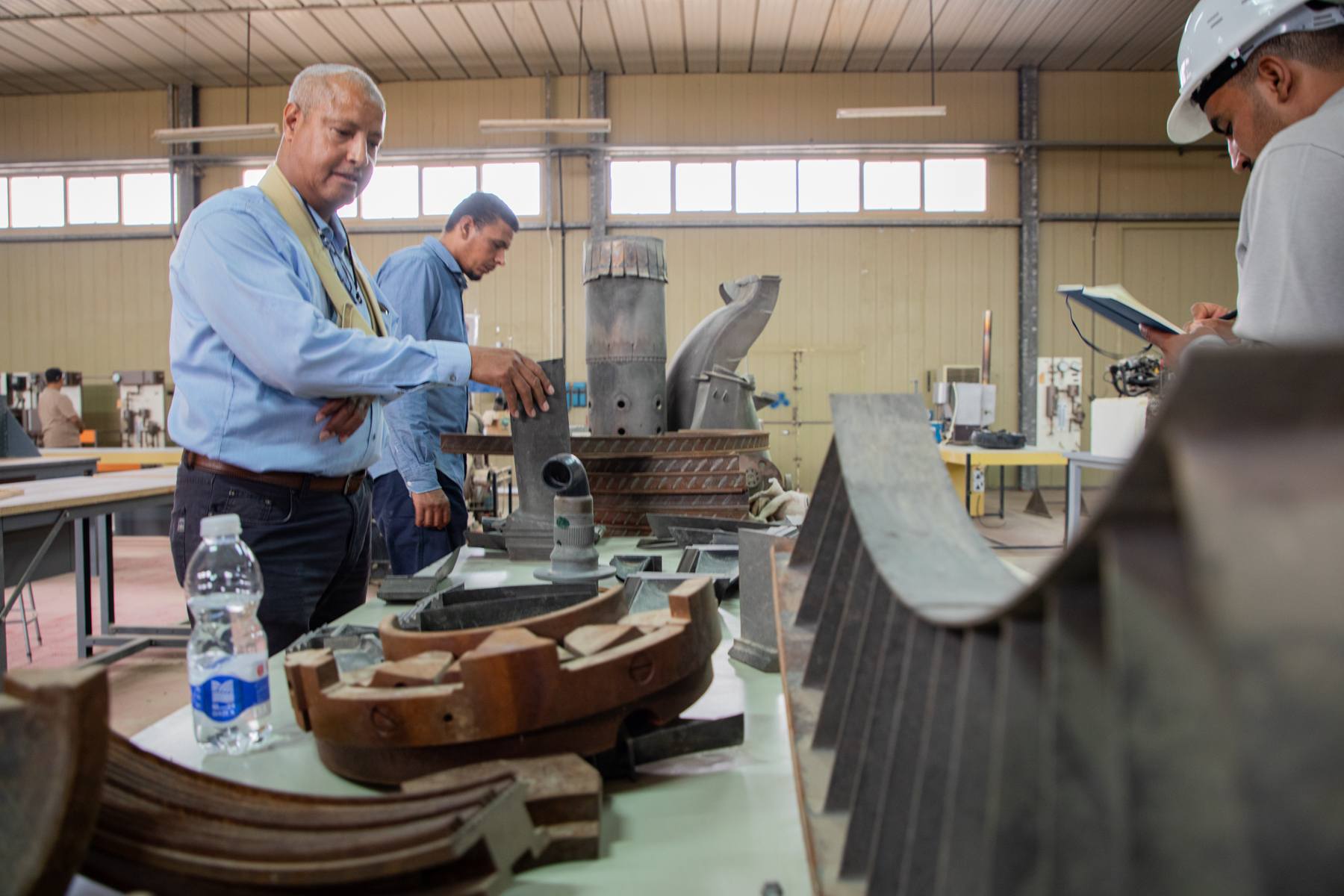 مهندسون يناقشون مخططًا هندسيًا